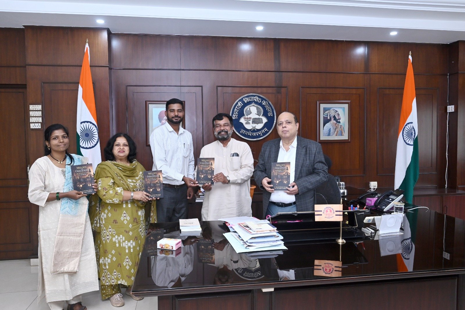 ऑर्केस्ट्रा वाद्यवृंद कलाकारांच्या आयुष्यावरील पुस्तक महत्वपूर्ण - कुलगुरु डॉ.आर के कामत
